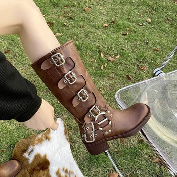 Riza - Retro Braune Stiefel mit Gürtelschnalle