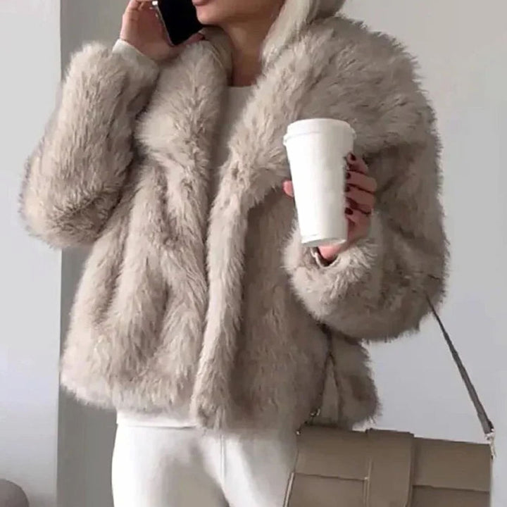 Damen Kurze Kuschelige Winterjacke aus Kunstfell mit Lockerem Schnitt - Hellbraun