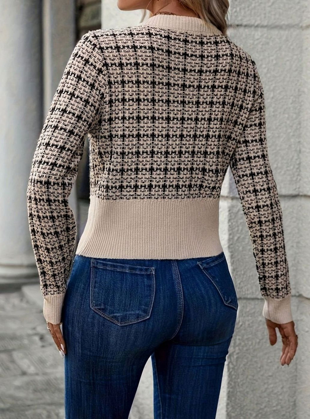 Damen Kurze Taillierte Strickjacke aus Tweed-Material mit Goldknöpfen