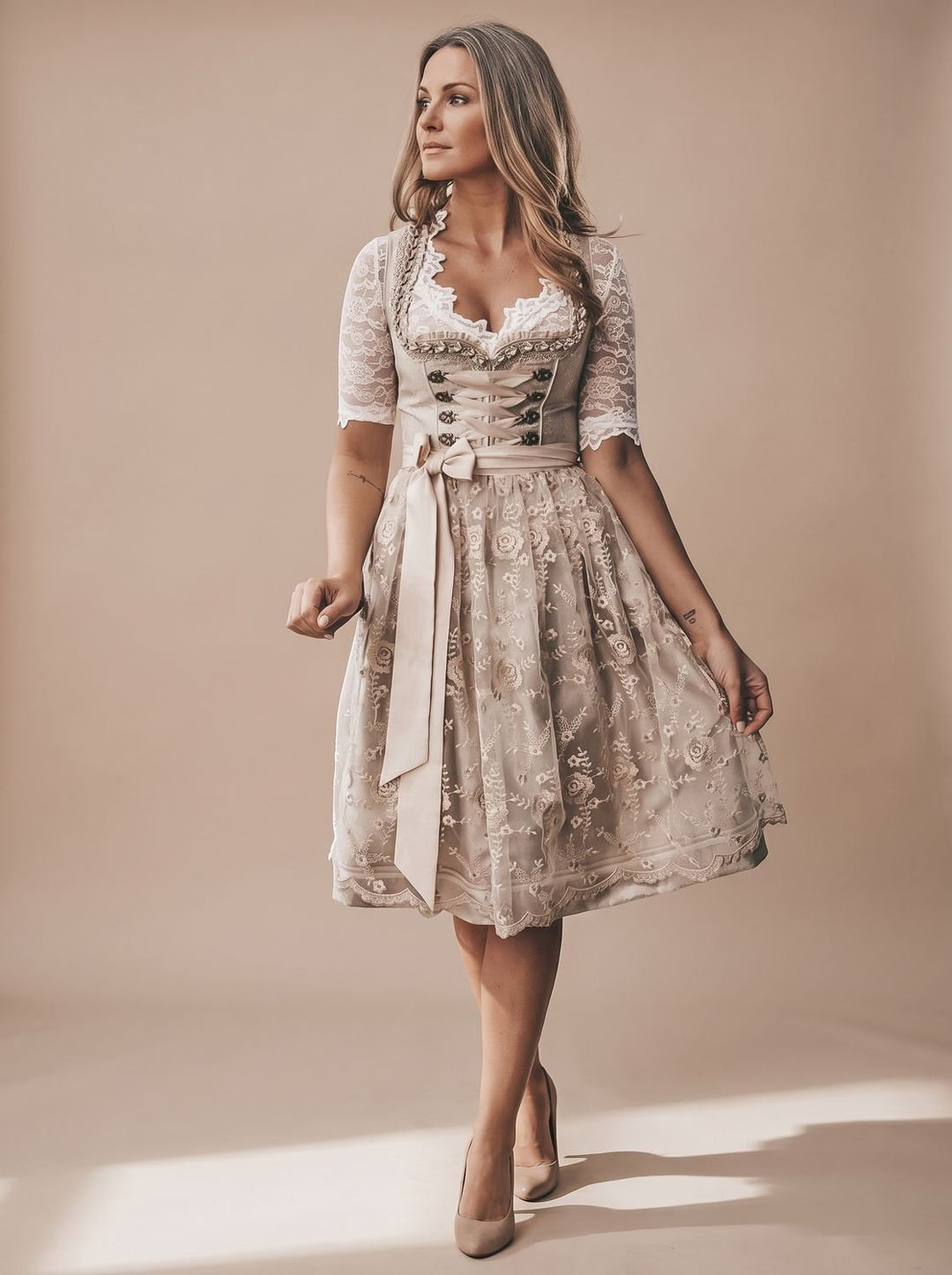 Damen Oktoberfest Dirndlkleid mit Spitzenbluse Schnürmieder Blumenstickerei - Champagner-Beige