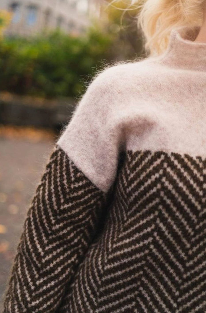 Damen Oversize-Strickpullover mit hohem Kragen im Fischgrätmuster