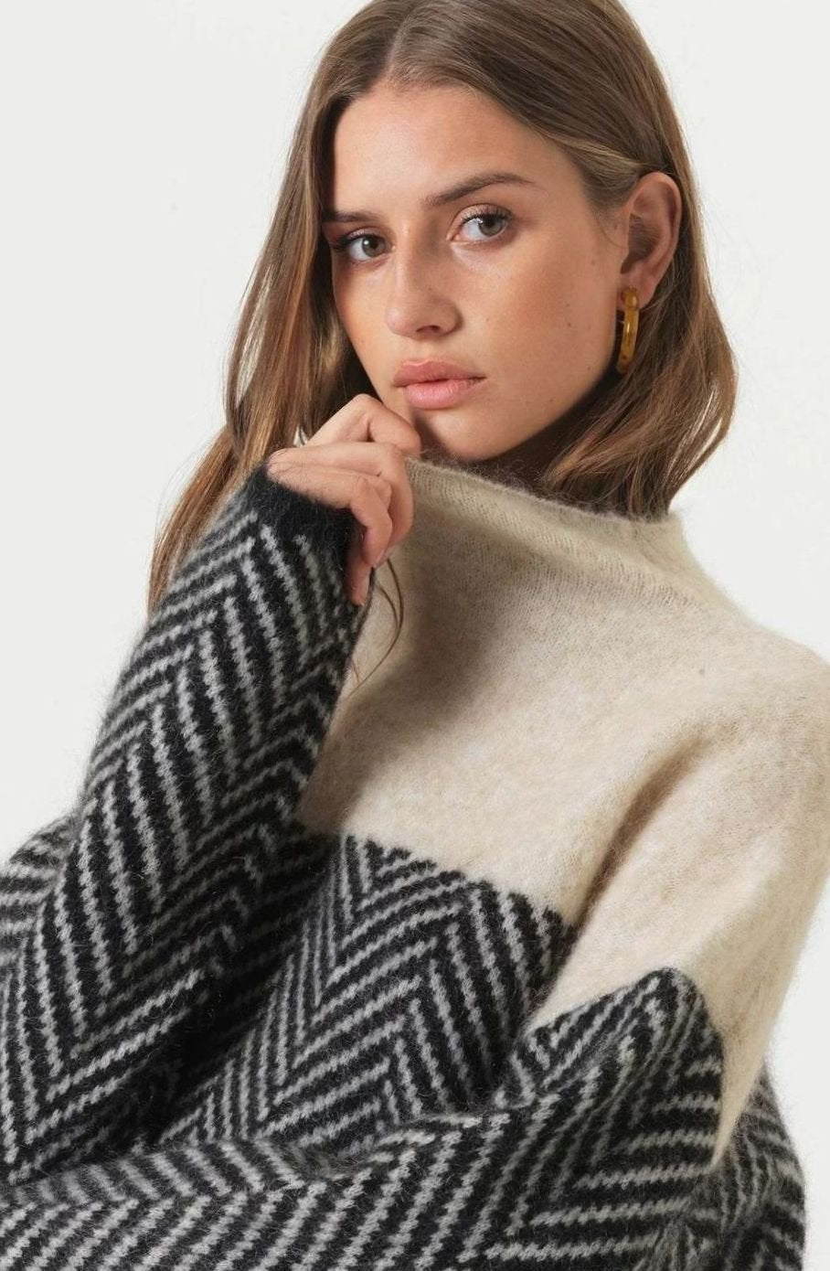 Damen Oversize-Strickpullover mit hohem Kragen im Fischgrätmuster