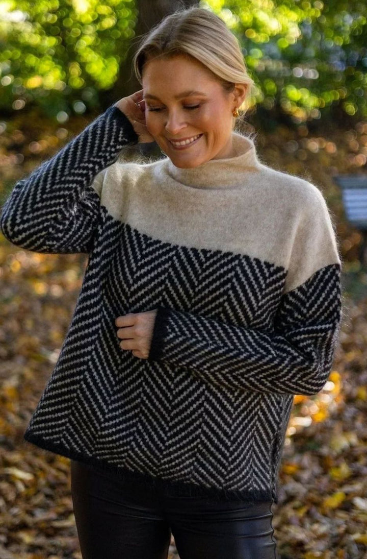 Damen Oversize-Strickpullover mit hohem Kragen im Fischgrätmuster